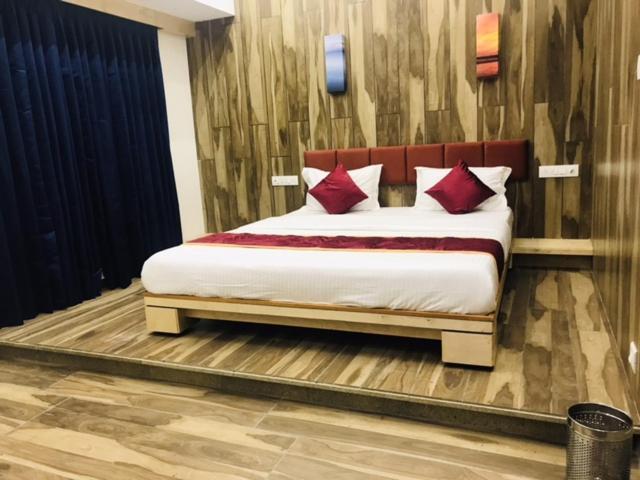 Hotel Blue Berry Gandhinagar Exterior photo